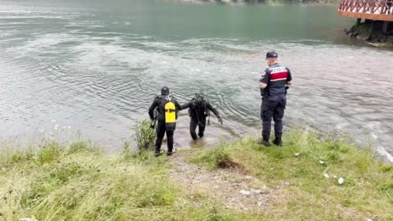 Uzungöl'de çantayı kurtarmak için suya atlayan 2 Arap turistten biri kurtarıldı, diğeri kayıp