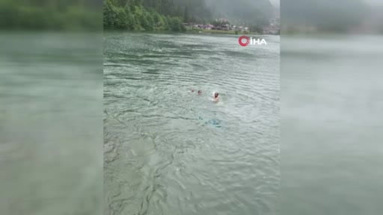 Uzungöl'e düşen çantayı kurtarmak için suya atlayan iki Arap turistten biri kurtarıldı, biri kayıp