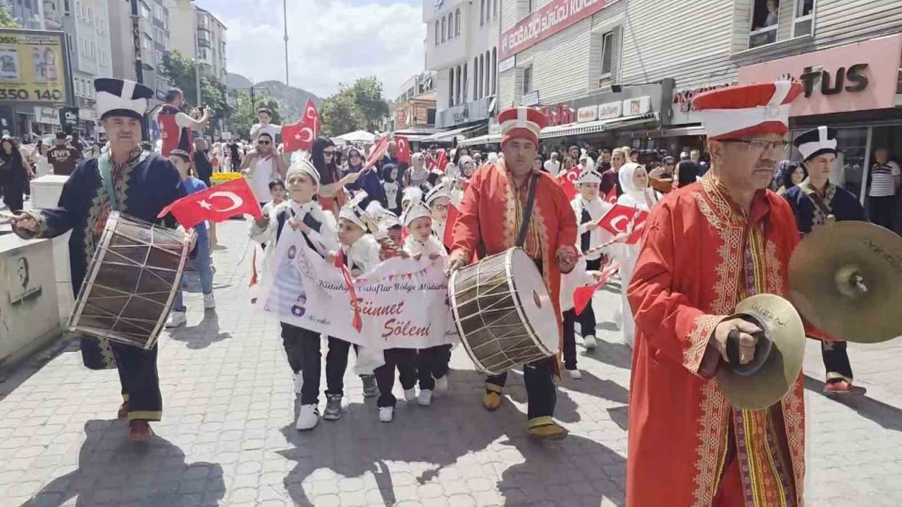 Vakıf geleneği Kütahya'da 27 çocuğun yüzünü güldürdü
