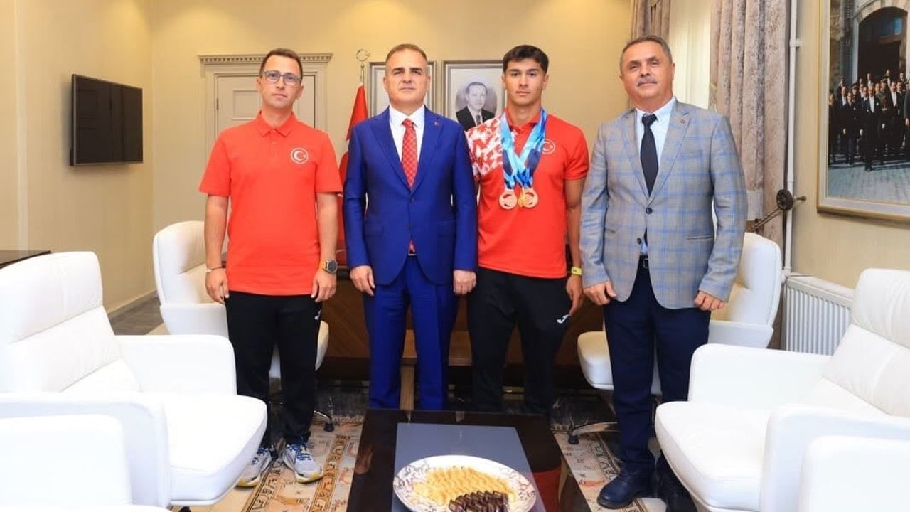Vali Akbıyık, Köyceğizli dünya şampiyonu Karahan’ı altınla ödüllendirdi