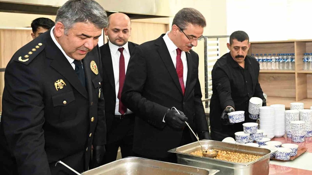 Vali Aydın Baruş'tan emniyet personeline aşure ikramı