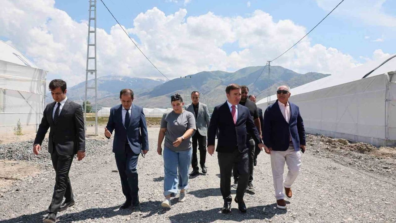 Vali Aydoğdu toplu sera bölgesinde üreticilerle buluştu
