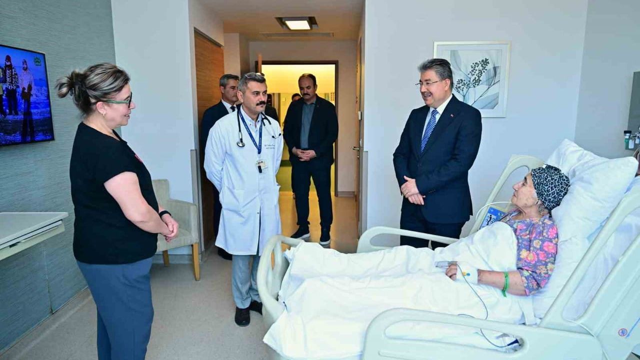 Vali Dr. Erdinç Yılmaz’dan şehit annesine hastanede ziyaret
