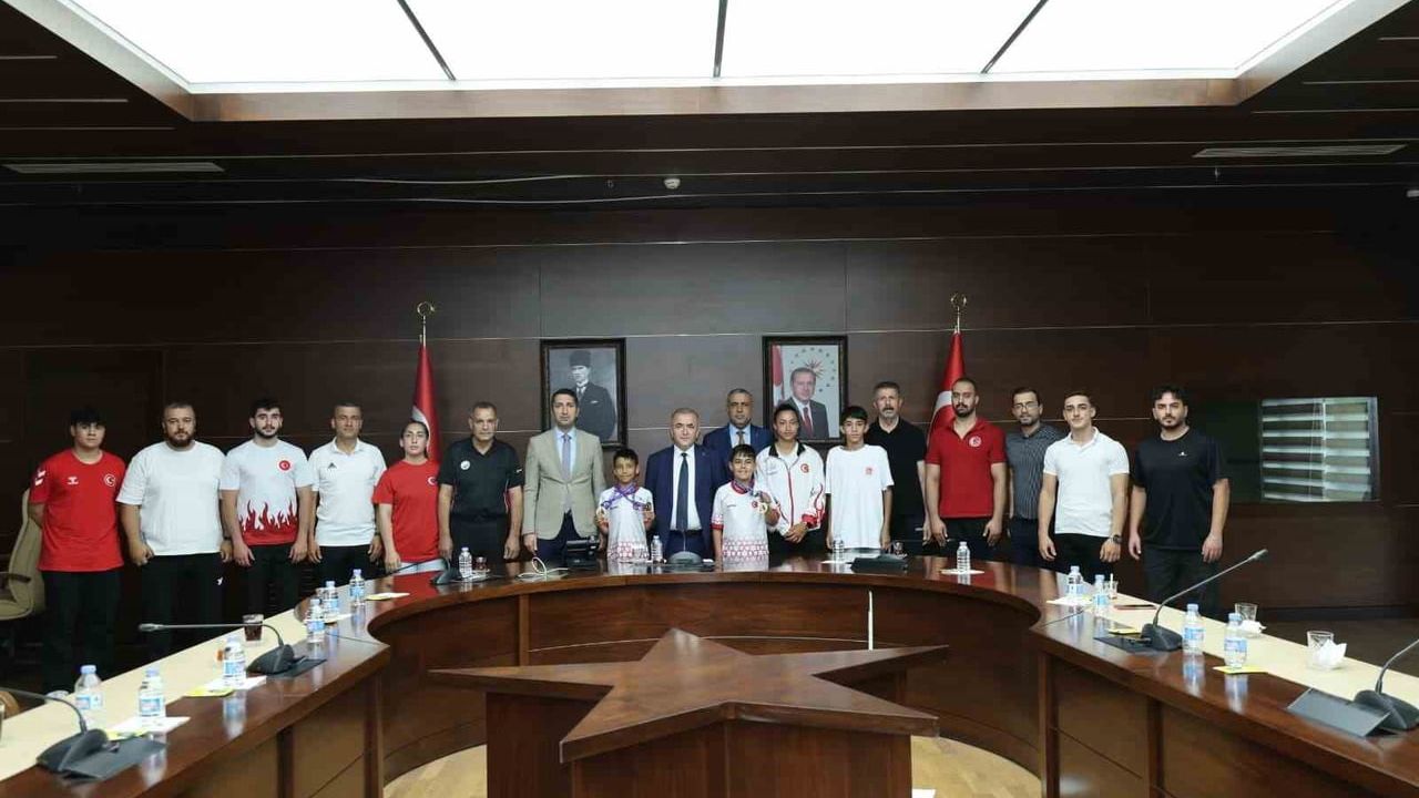 Vali Hatipoğlu, şampiyon sporcuları valilikte ağırladı
