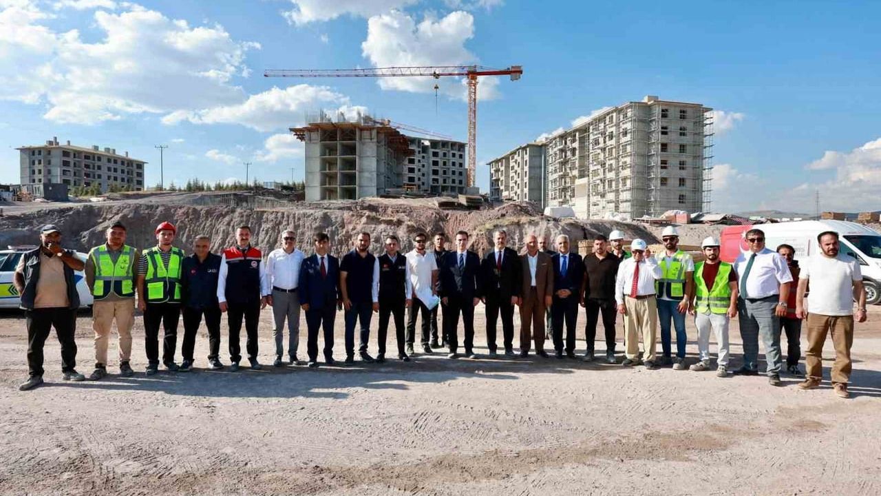 Vali Karakaya Ahlat’taki Ahıskalı Türkleri için TOKİ konutlarını inceledi