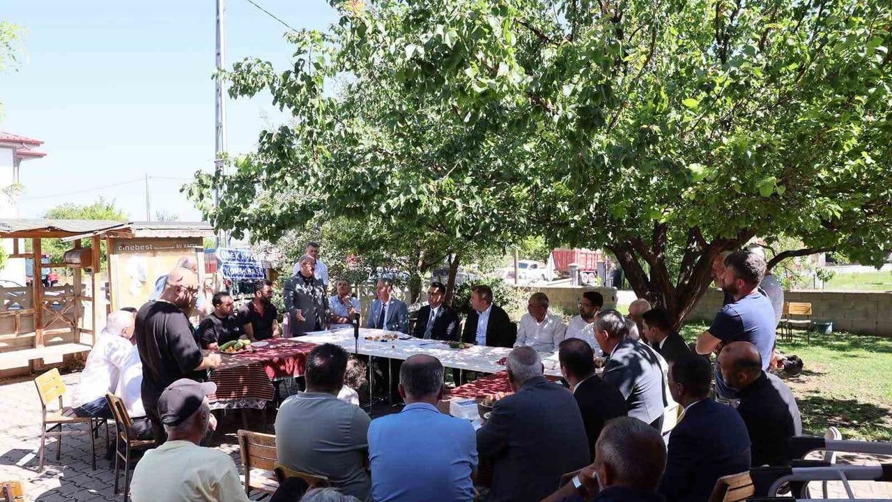 Vali Konakbaşı'nda köyün taleplerini yerinde değerlendirdi