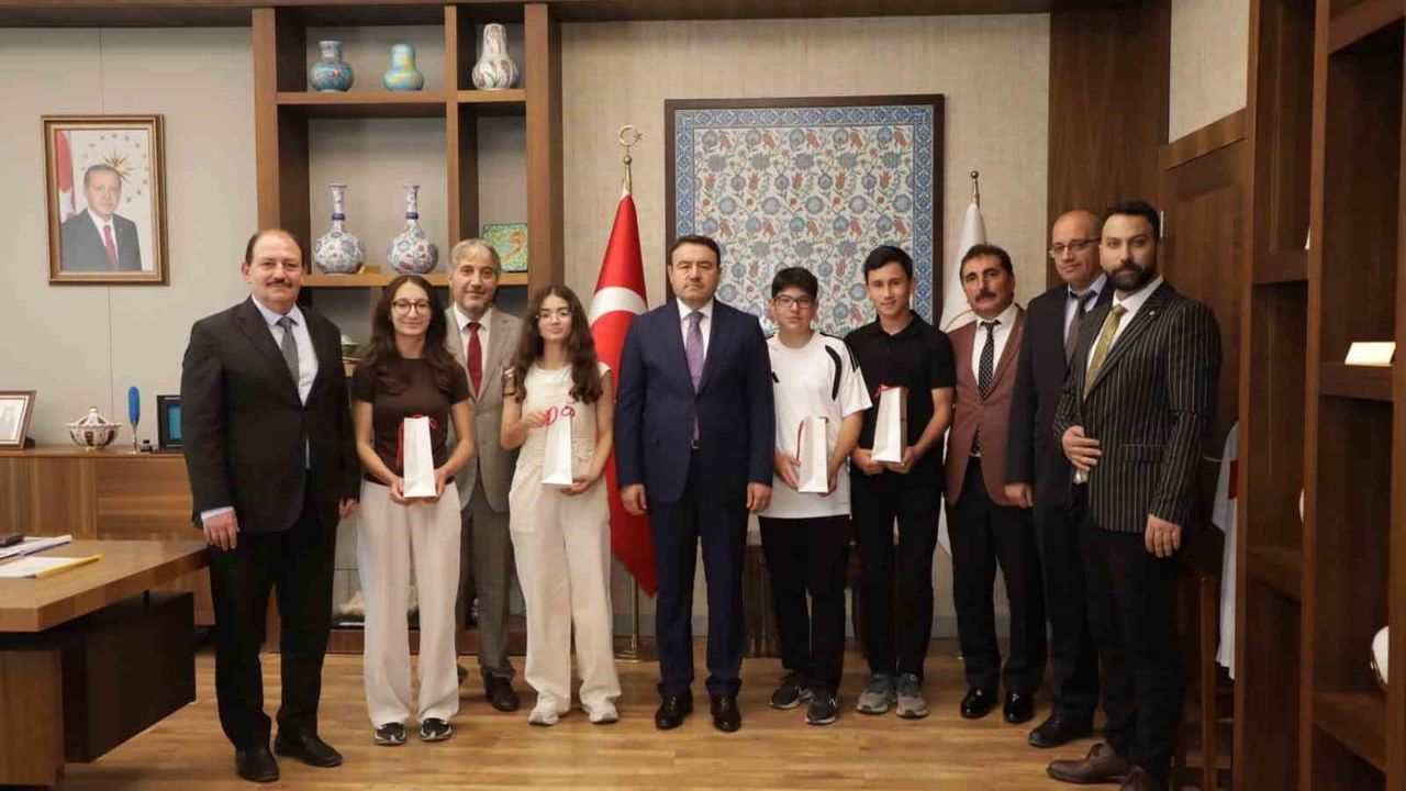 Vali Musa Işın'dan örnek buluşma: LGS 2026'da 500 tam puan alan dört öğrenci valilikte