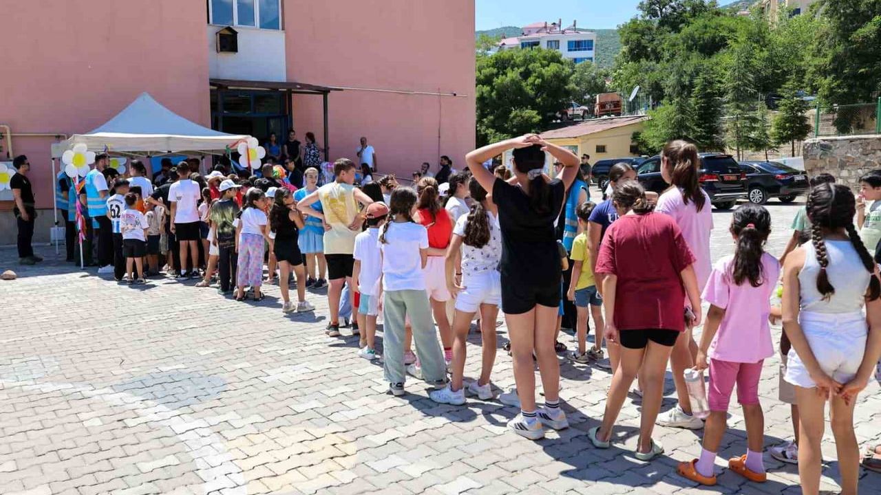 Vali Şefik Aygöl sosyal medya talebine yanıt verip çocuklara dondurma dağıttı