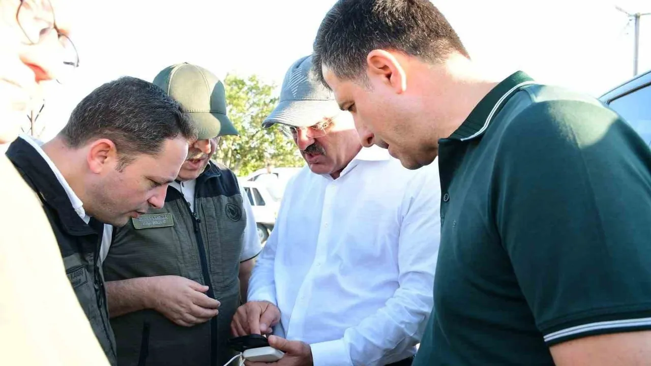 Vali Toraman sahada: Yeniçiftlik yakınlarındaki yangın kontrol çabaları sürüyor