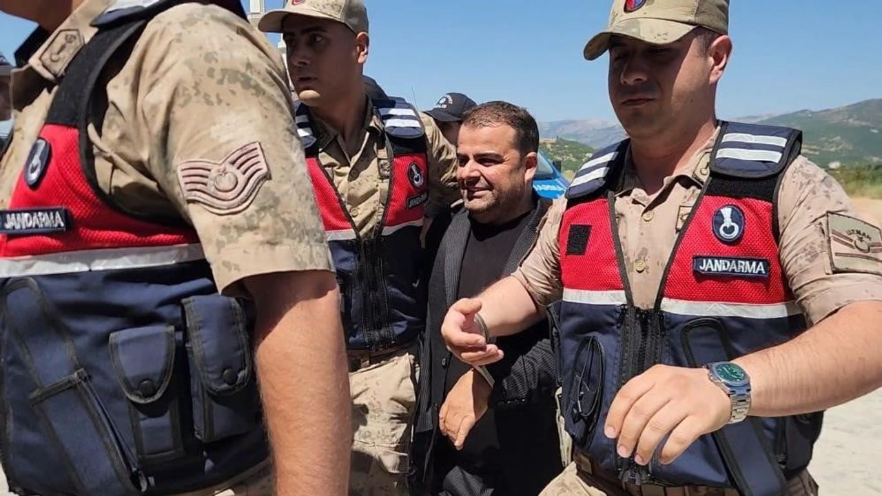 Valilik makamında elden 300 bin TL teslim ettiğini anlatan firma sahibi cezaevinde
