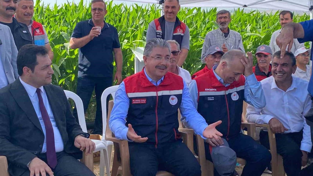 Valinin tarlada günü: biçerdöver kullanan vali üreticilerle hasatta buluştu