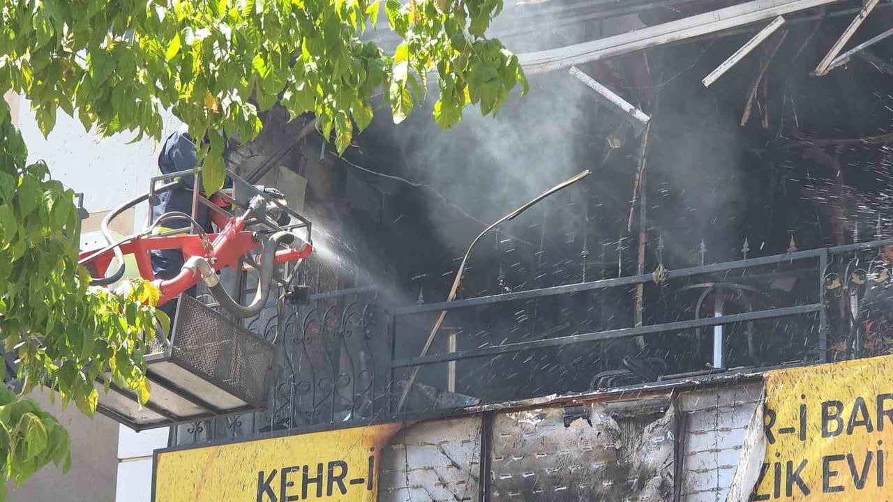 Van'da alevlerin sardığı iş yerinde çatıya çıkan iki kişi kurtarıldı
