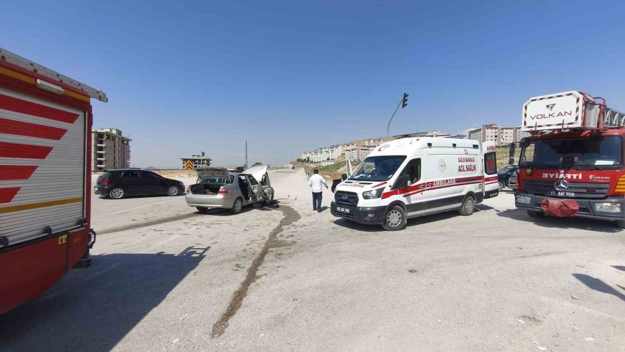 Van'da Edremit'te kamyonet ile otomobil çarpıştı: 6 kişi yaralandı