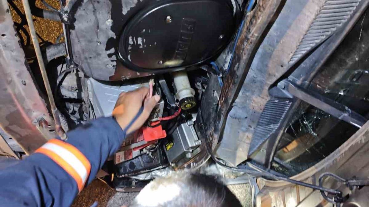 Van'da Edremit'te kapalı kasa kamyonetin devrilmesi: 3 yaralı