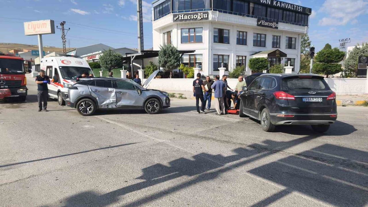 Van'da Edremit yolunda iki otomobilin çarpışması: 2 kişi hafif yaralandı