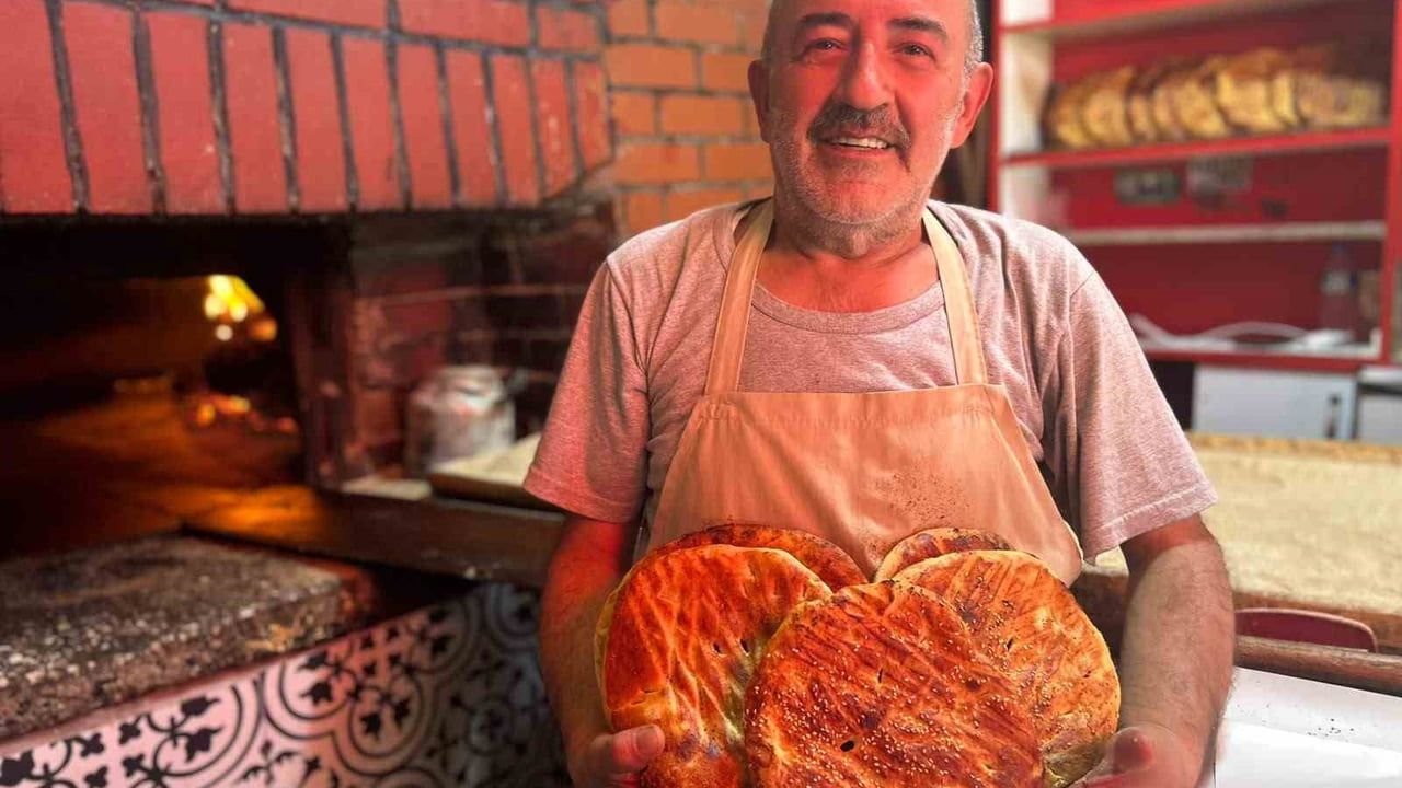 Van’da fırıncılar 300 derece sıcaklıkla mücadele ediyor