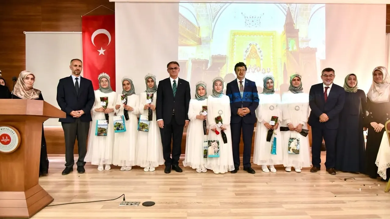 Van’da koro sistemiyle bir yılda hafız olan 7 öğrenciye taç giydirme töreni