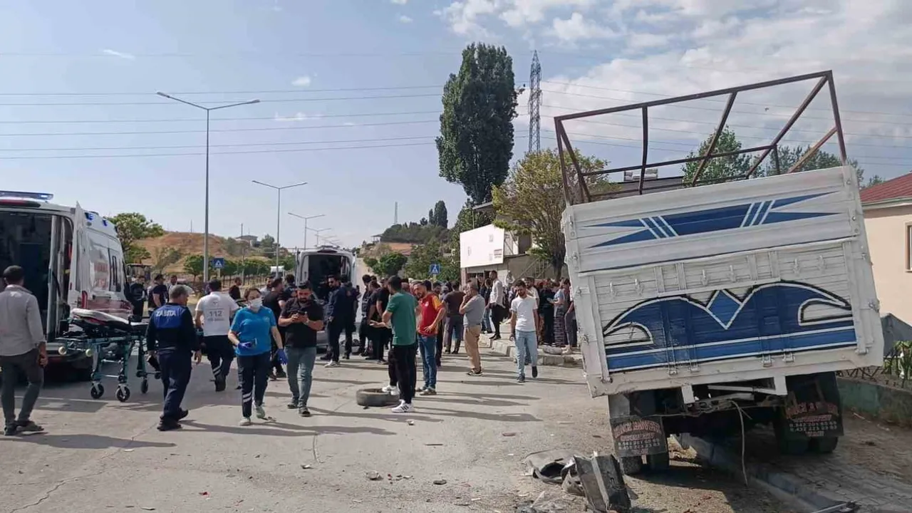 Van'da otomobil kamyonetle çarpıştı: 1 ölü, 4 yaralı