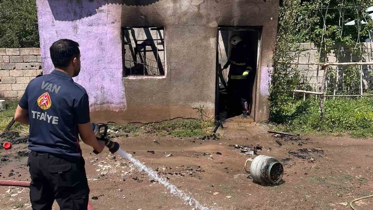 Van'ın Tuşba ilçesinde odunluk yangını söndürüldü