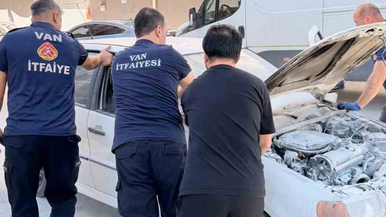Van'ın Tuşba ilçesinde seyir halindeki otomobilin motoru yandı