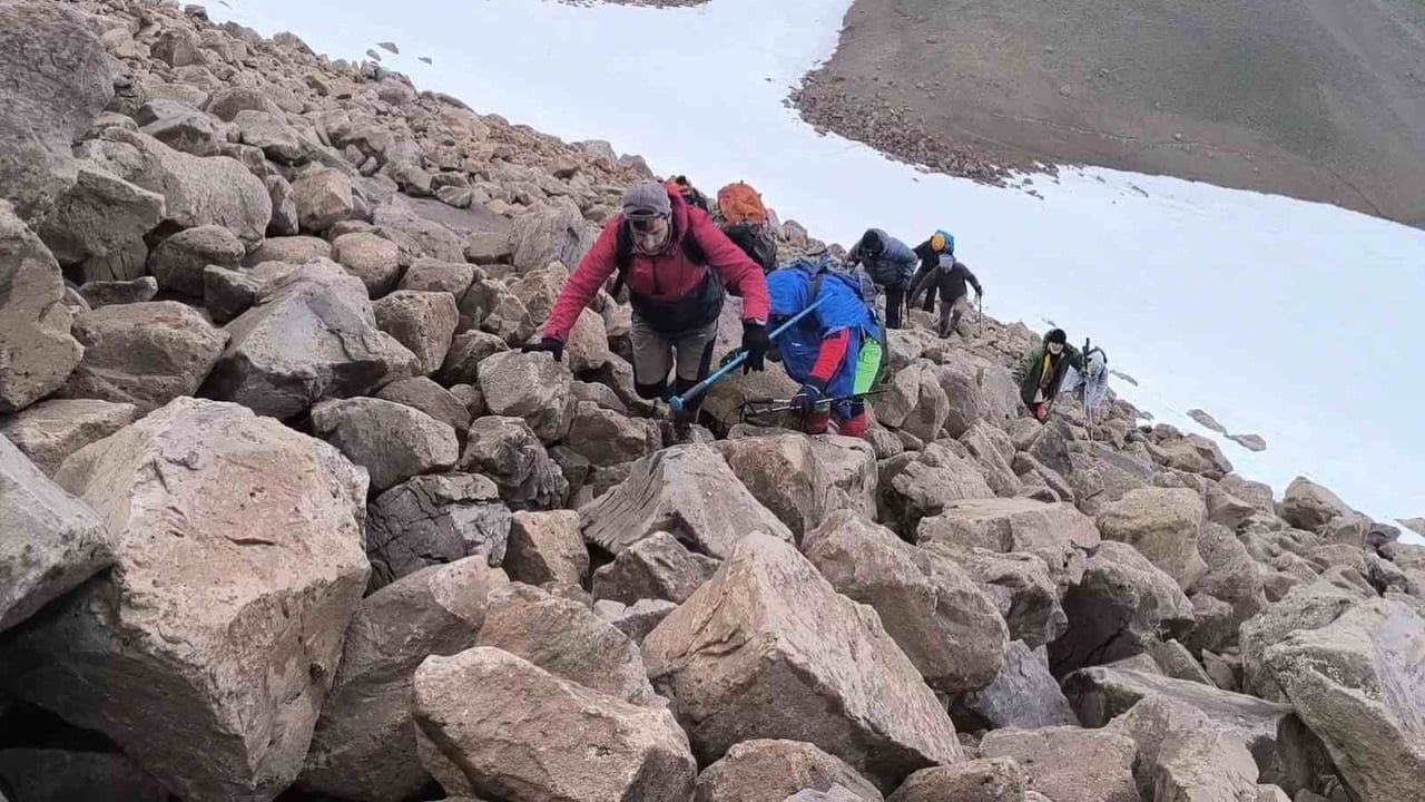 Vangölü aktivistlerinden Süphan Dağı zirvesinde Van Gölü mesajı