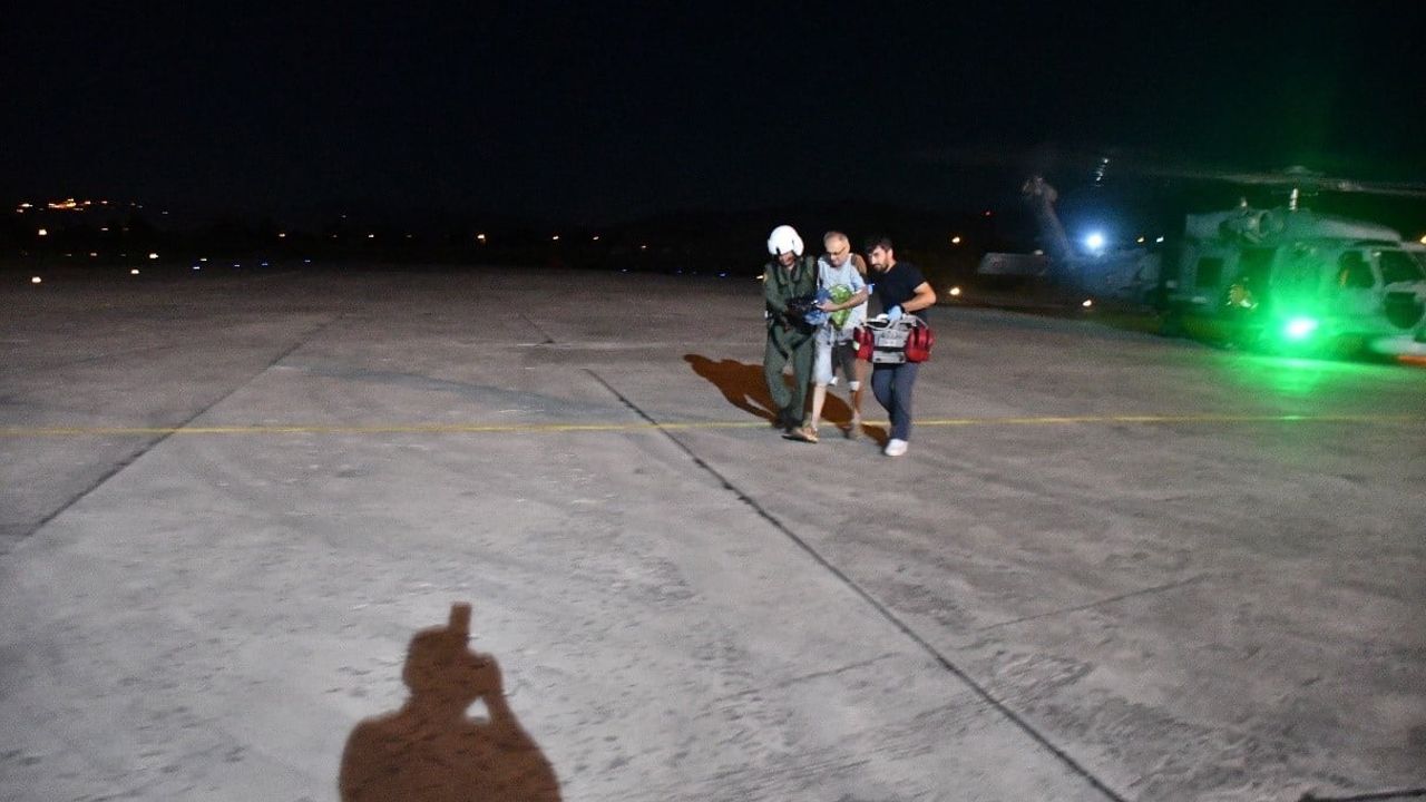 Vatan nöbetinde hayat nöbeti: Deniz Kuvvetleri helikopteri Gökçeada'dan kalp krizi geçiren vatandaşı Çanakkale'ye ulaştırdı