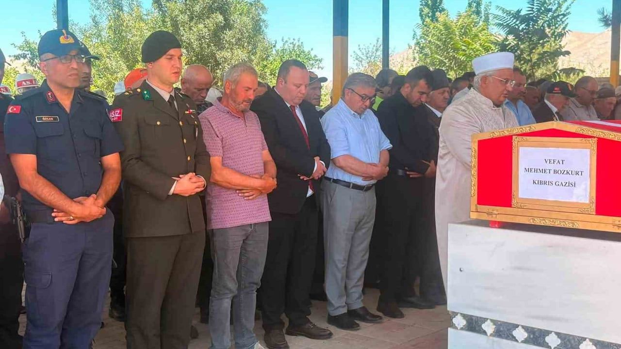 Vatan savunucusu Kıbrıs gazisi Mehmet Bozkurt dualarla uğurlandı