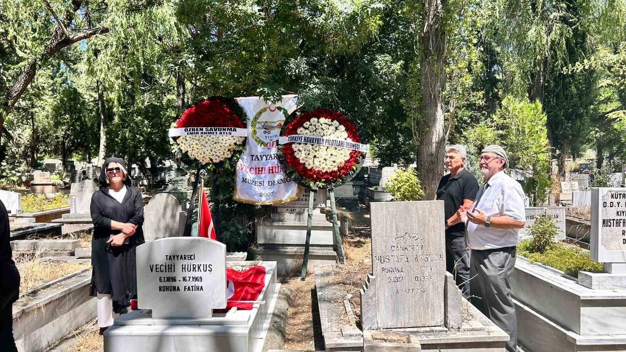 Vecihi Hürkuş kabri başında anıldı