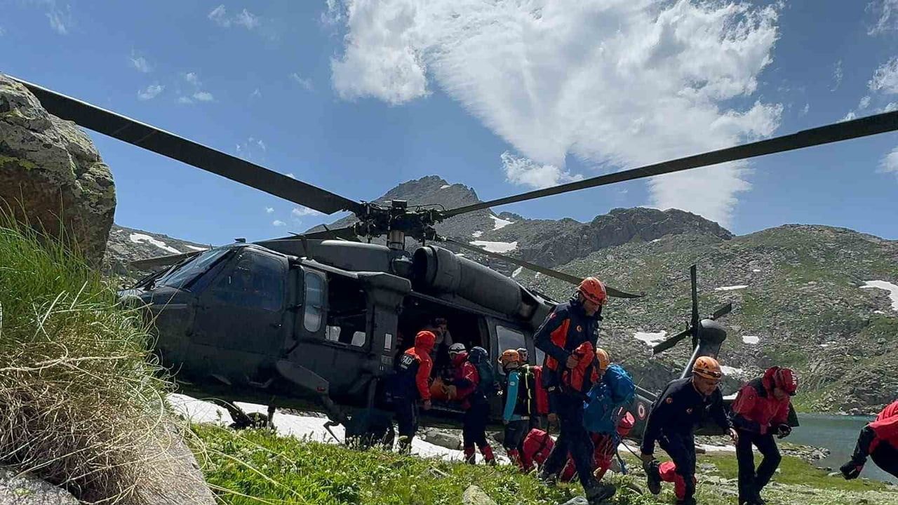 Verçenik Dağı'nda zorlu iniş: yaralı kadın dağcı saatler süren operasyonda helikoptere taşındı