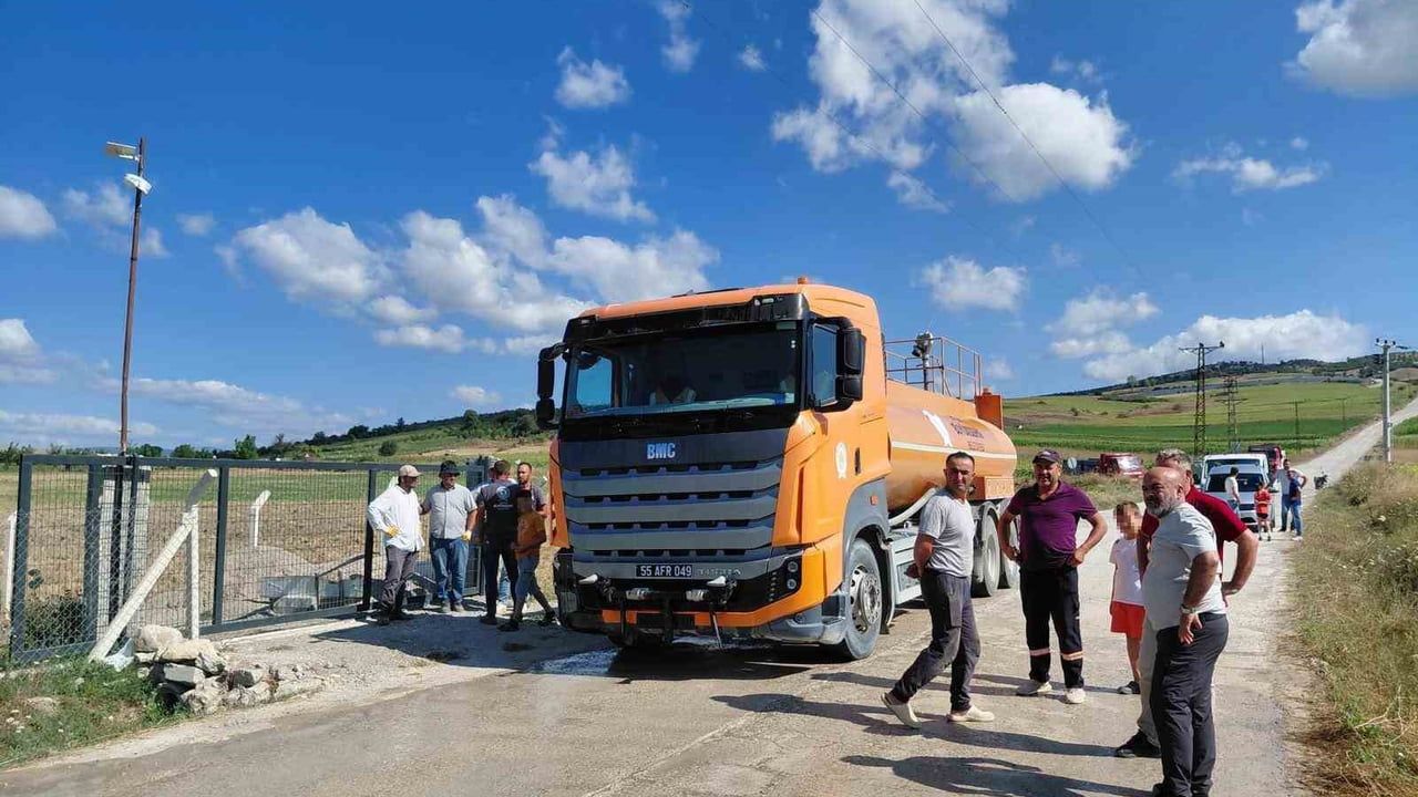 Vezirköprü'de beton yol çalışması sırasında servis aracı alevlere yenik düştü