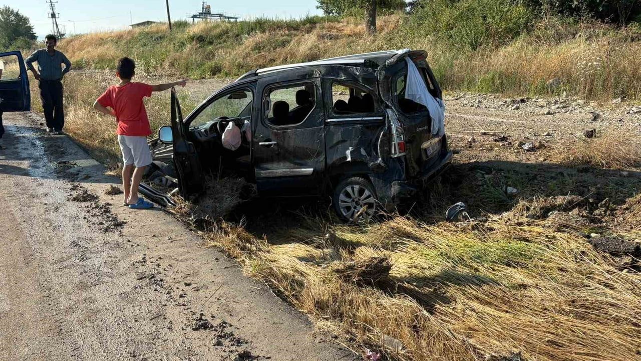 Vezirköprü'de yoldan çıkan hafif ticari araç takla attı, beş kişi yaralandı