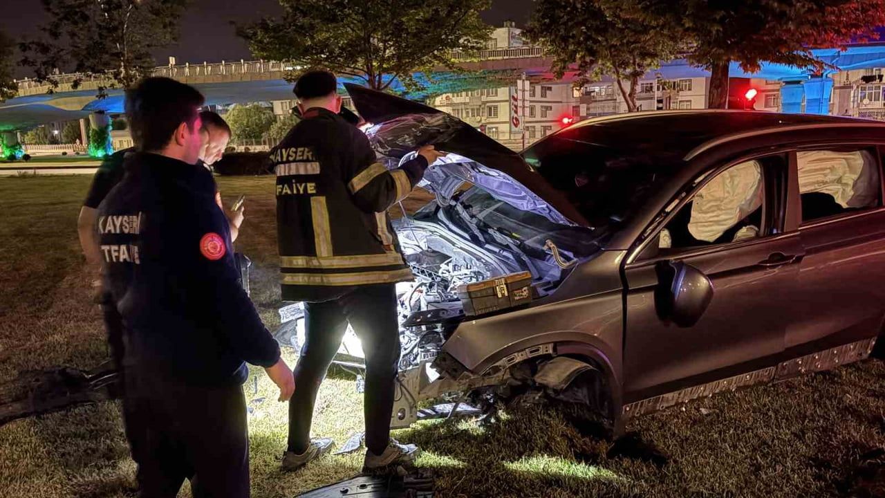 Virajı alamayan SUV aydınlatma direğini söktü: 1 yaralı