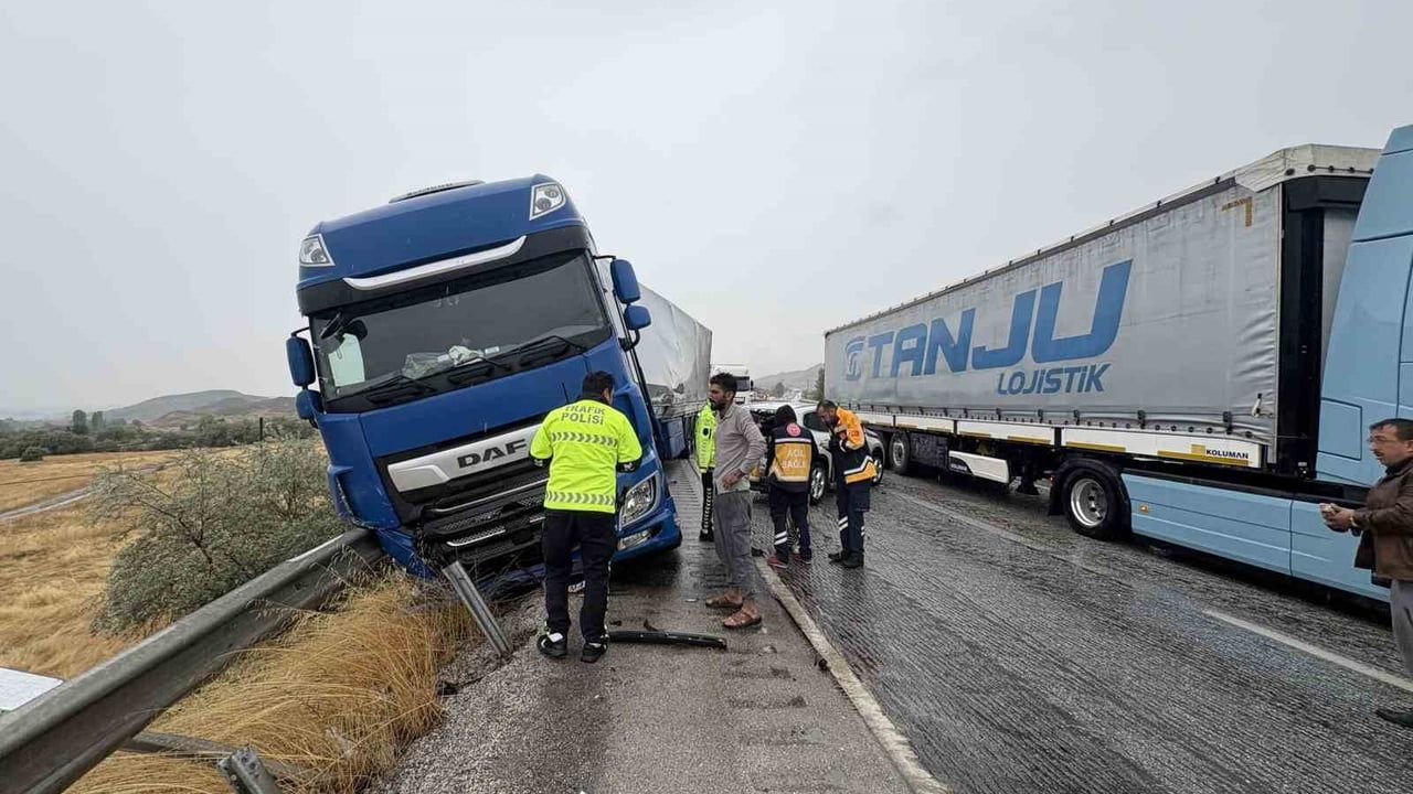 Yağışın tetiklediği zincirleme kazalarda d100'de 1 kişi hayatını kaybetti, 12 kişi yaralandı