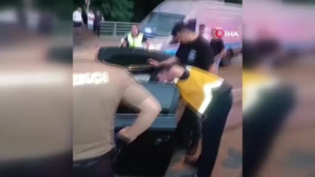Yağışlı yolda iki otomobil çarpıştı: 4 yaralı