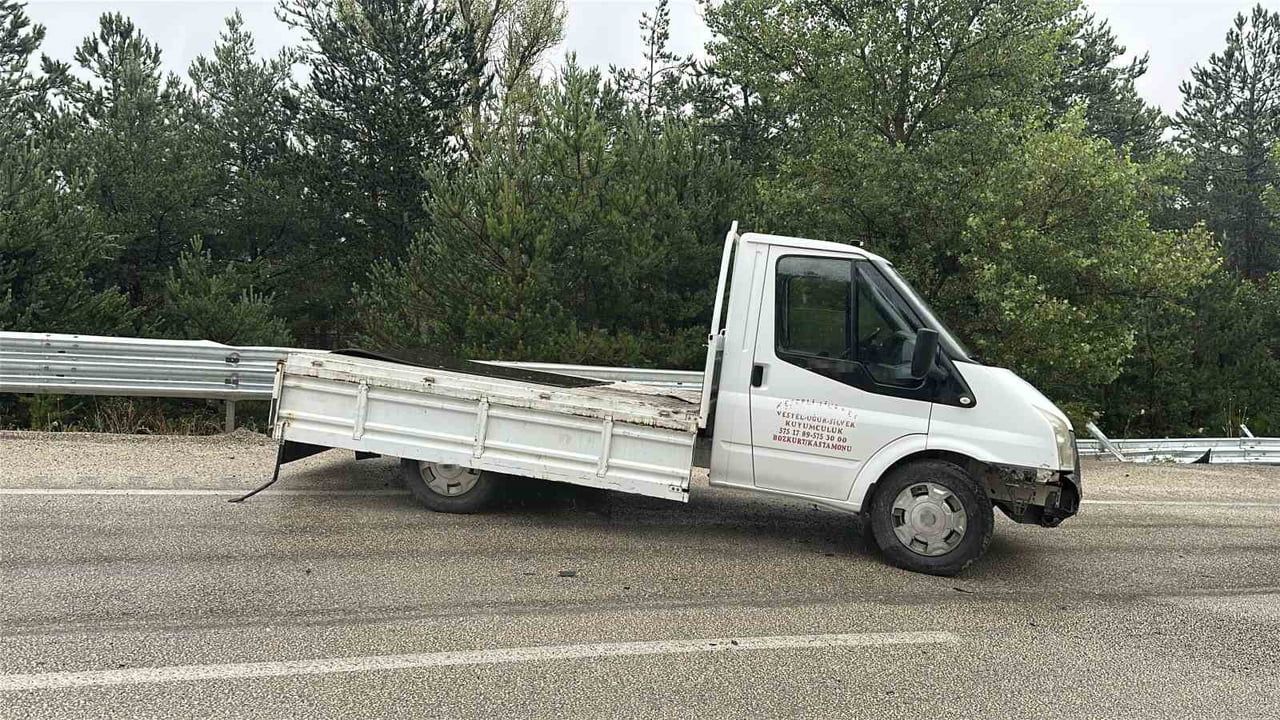 Yağışta kayan kamyonet kovanları savurdu: arıların büyük kısmı telef oldu