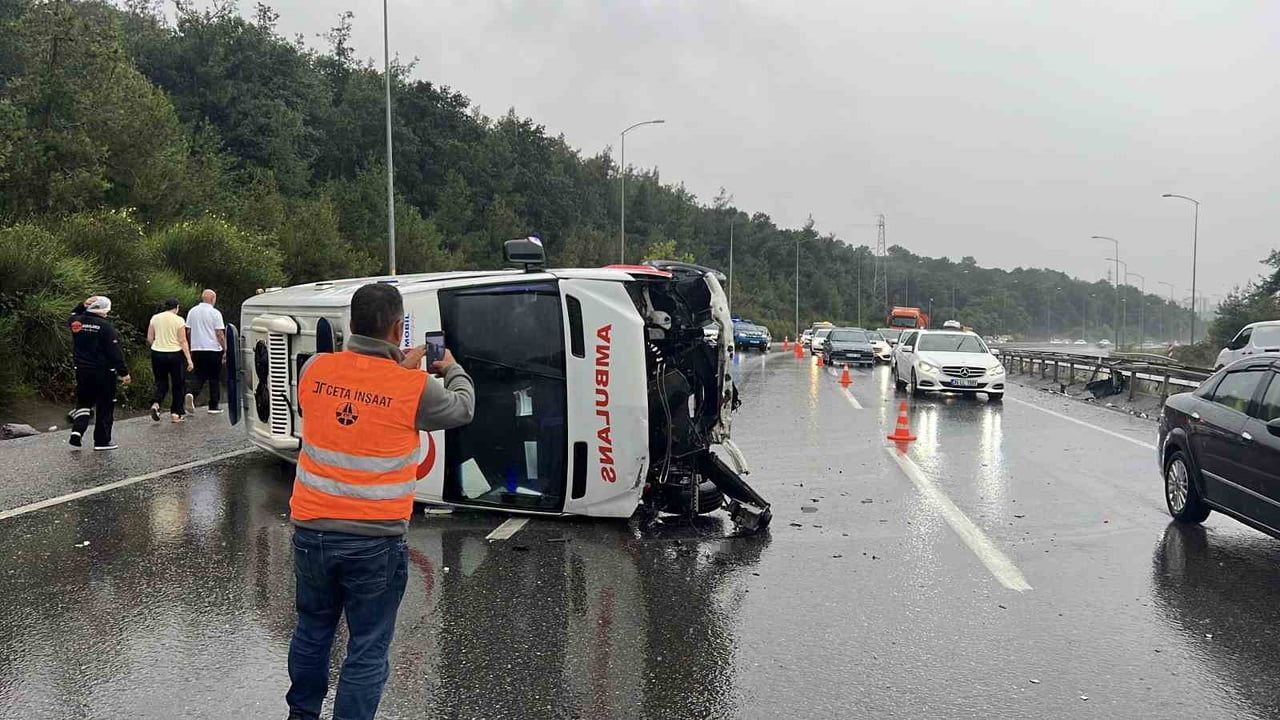 Yağışta kayganlaşan yolda ambulans Çekmeköy'de bariyerlere çarparak devrildi