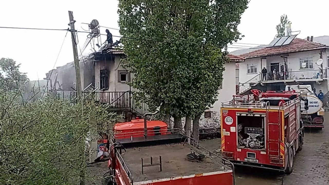 Yağmur köyünde geceyi aydınlatan yangın evi harabeye çevirdi