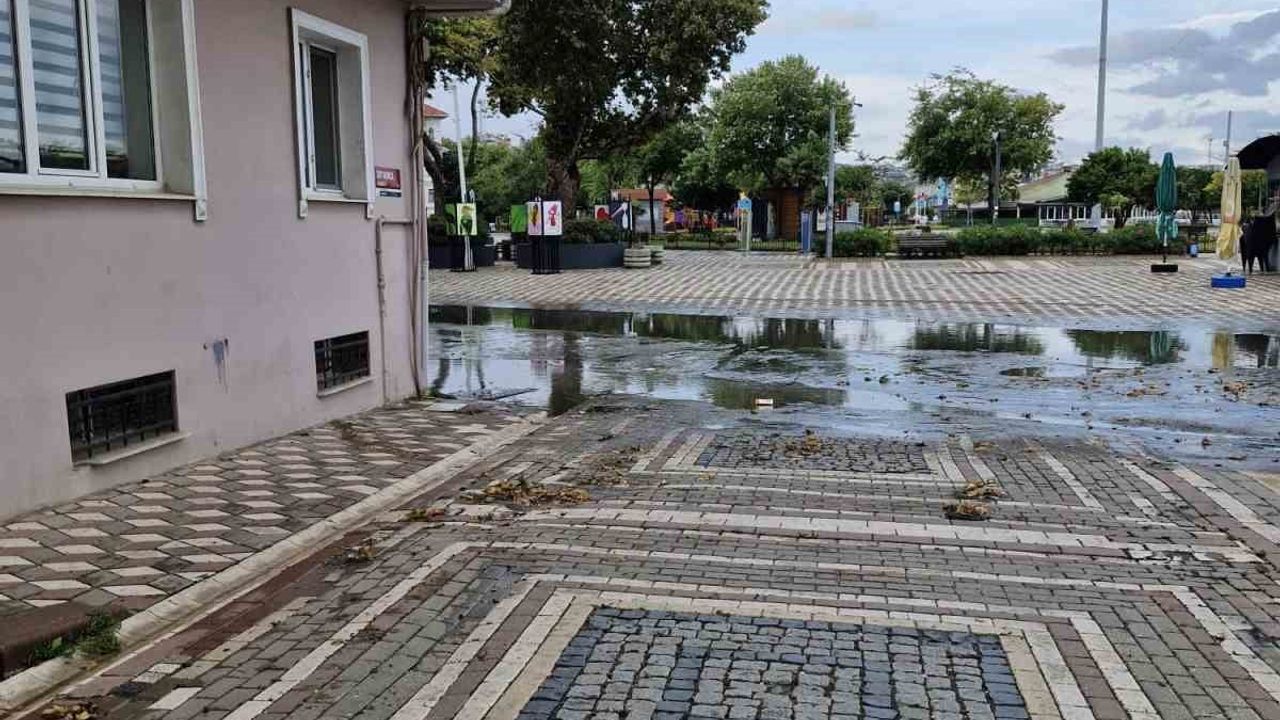 Yağmur mazgalları tıkadı, Bandırma'da alçak kesimlerde su birikintileri oluştu