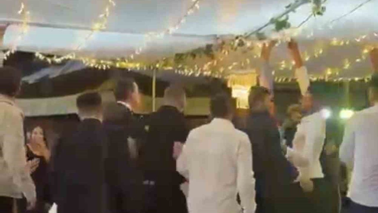 Yağmurda sarkan tente ellerle kaldırıldı, düğün kısa panikten sonra sürdü