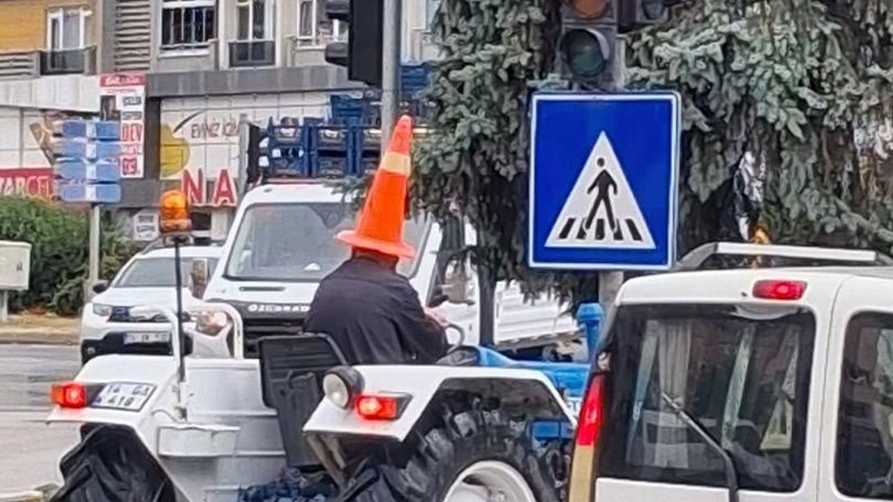 Yağmurdan korunmak için başına duba taktı: Bolu'da traktörle ilginç yolculuk