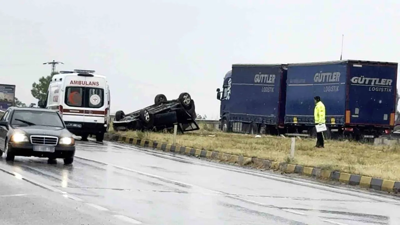Yağmurun vurduğu yol: Tosya'da otomobil refüje çarpıp takla attı