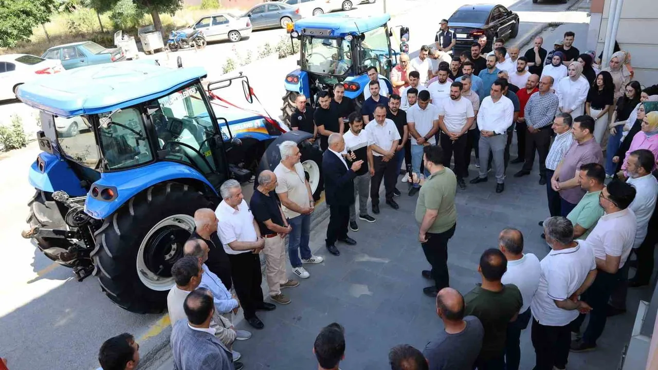 Yahyalı Belediyesi araç filosunu güçlendirdi: 2 yeni traktör hizmete alındı