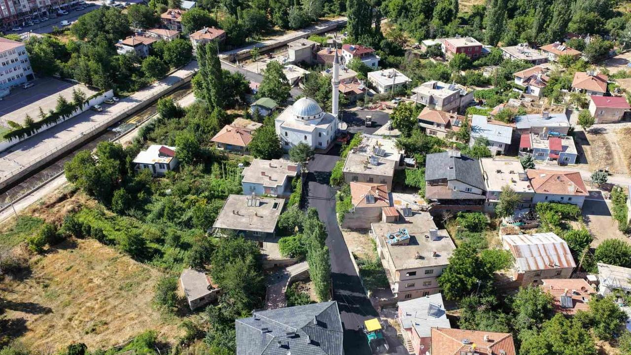 Yahyalı'da yollar yenileniyor: 50 milyon liralık ulaşım yatırımı sürüyor
