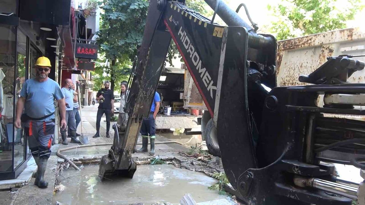 Yalova'da su borusu patladı, 4 iş yeri su bastı