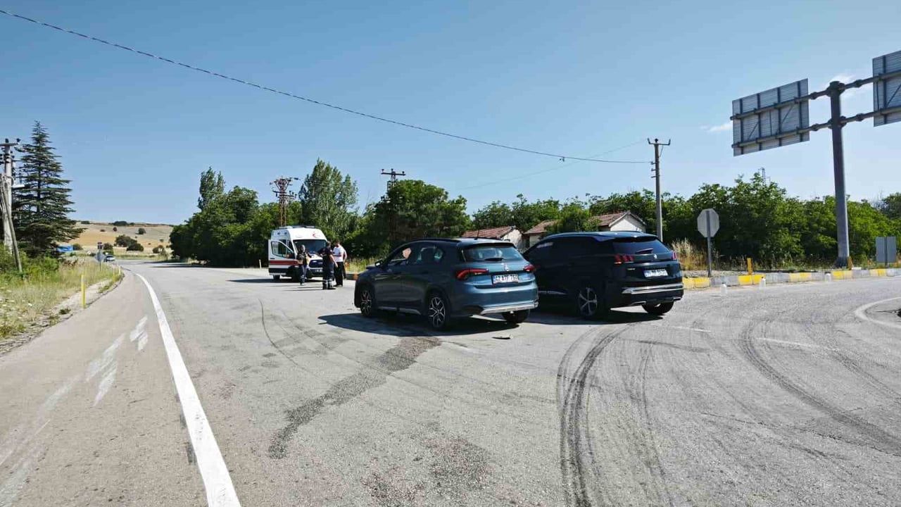 Yalvaç'ta iki otomobil kavşakta çarpıştı: 6 yaralı