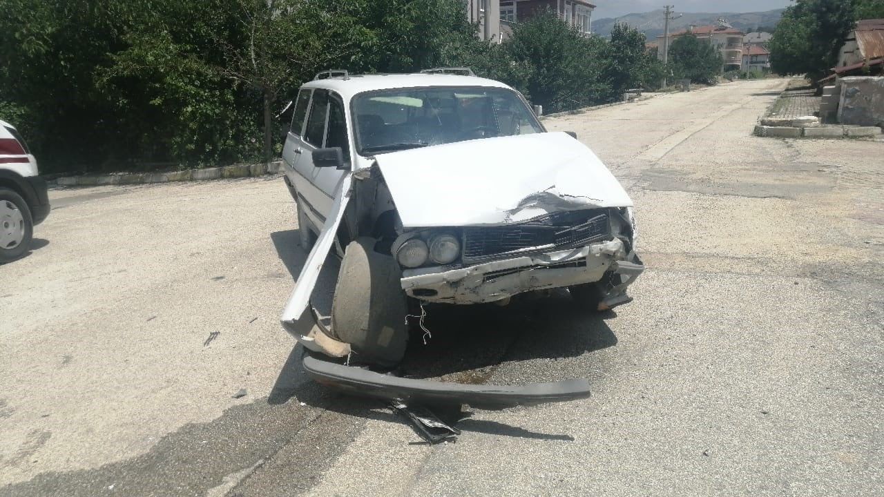 Yalvaç'ta iki otomobilin çarpışması: 2 yaralı