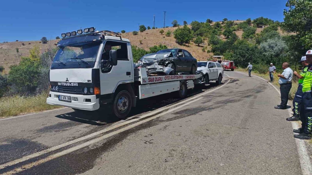 Yalvaç'ta iki otomobilin kafa kafaya çarpışması: 1 yaralı