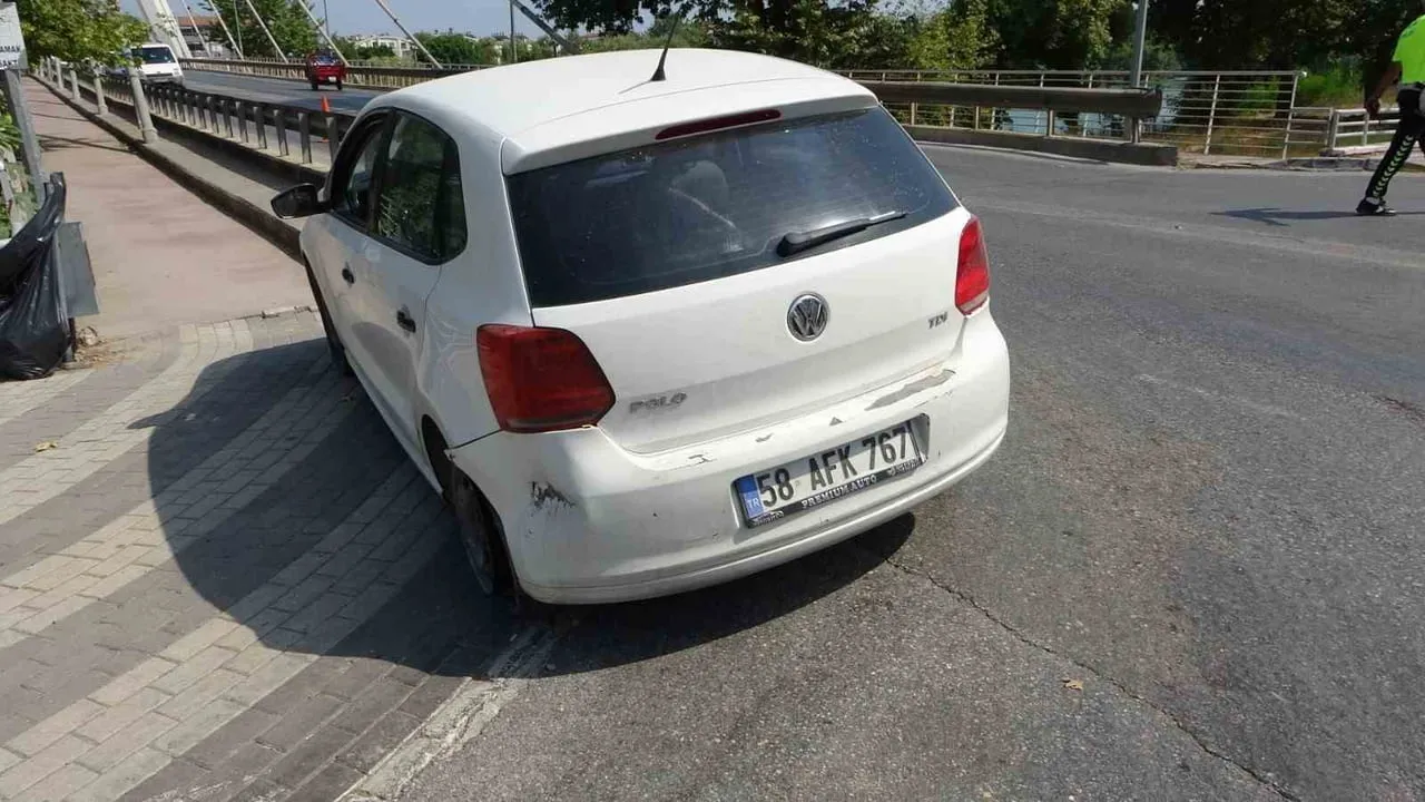Yan yoldan köprüye çıkmak isteyen sürücüyle otomobil çarpıştı