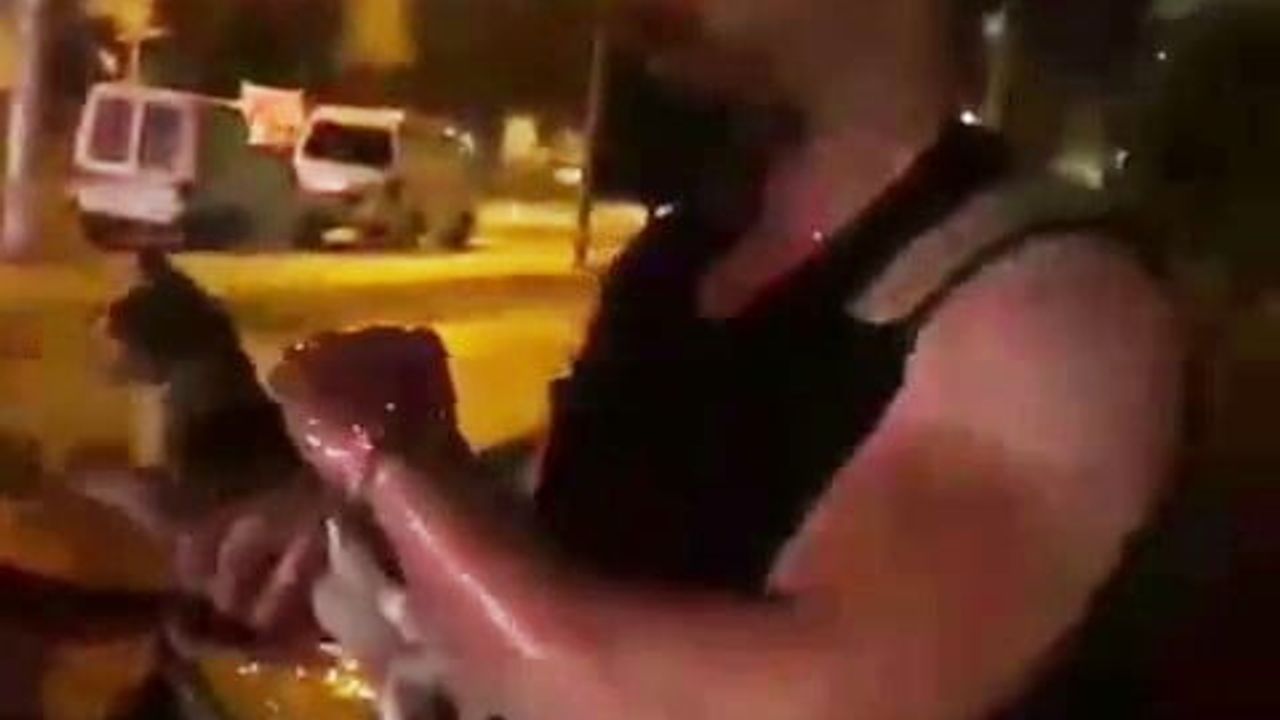 Yangında mahsur kalan kedi itfaiye ekiplerince kurtarıldı