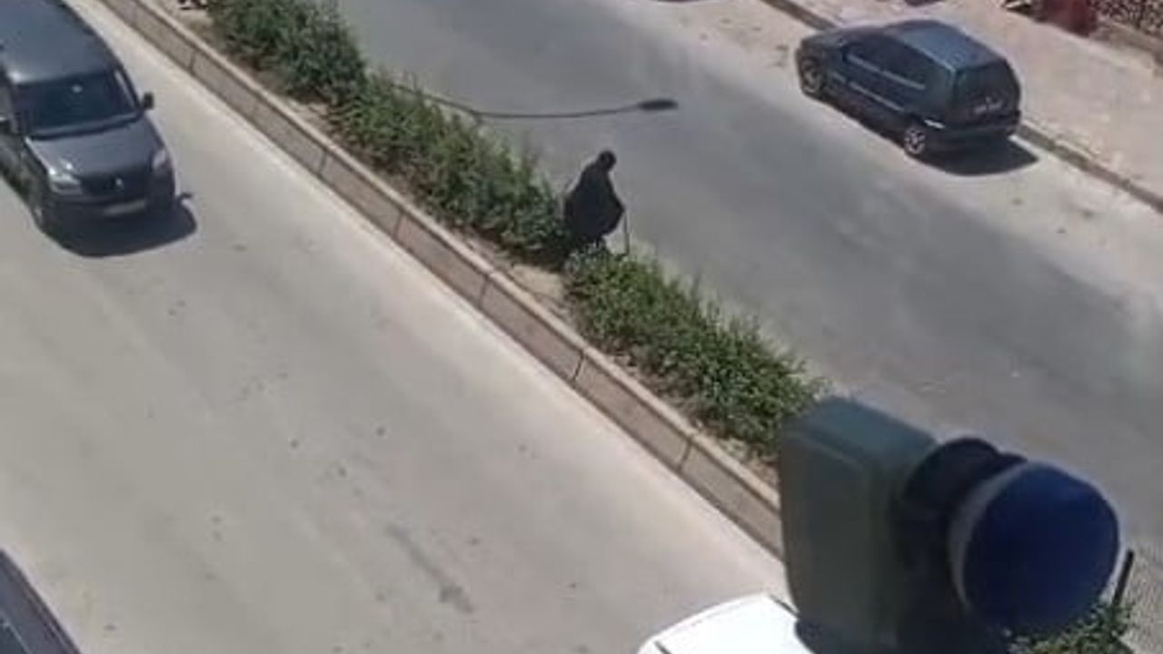 Yaşlı kadın refüje çıkarak yolun karşısına geçmeye çalıştı
